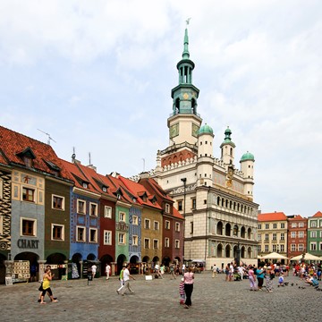 Old_marketplace_and_city_hall_in_Poznań.jpg